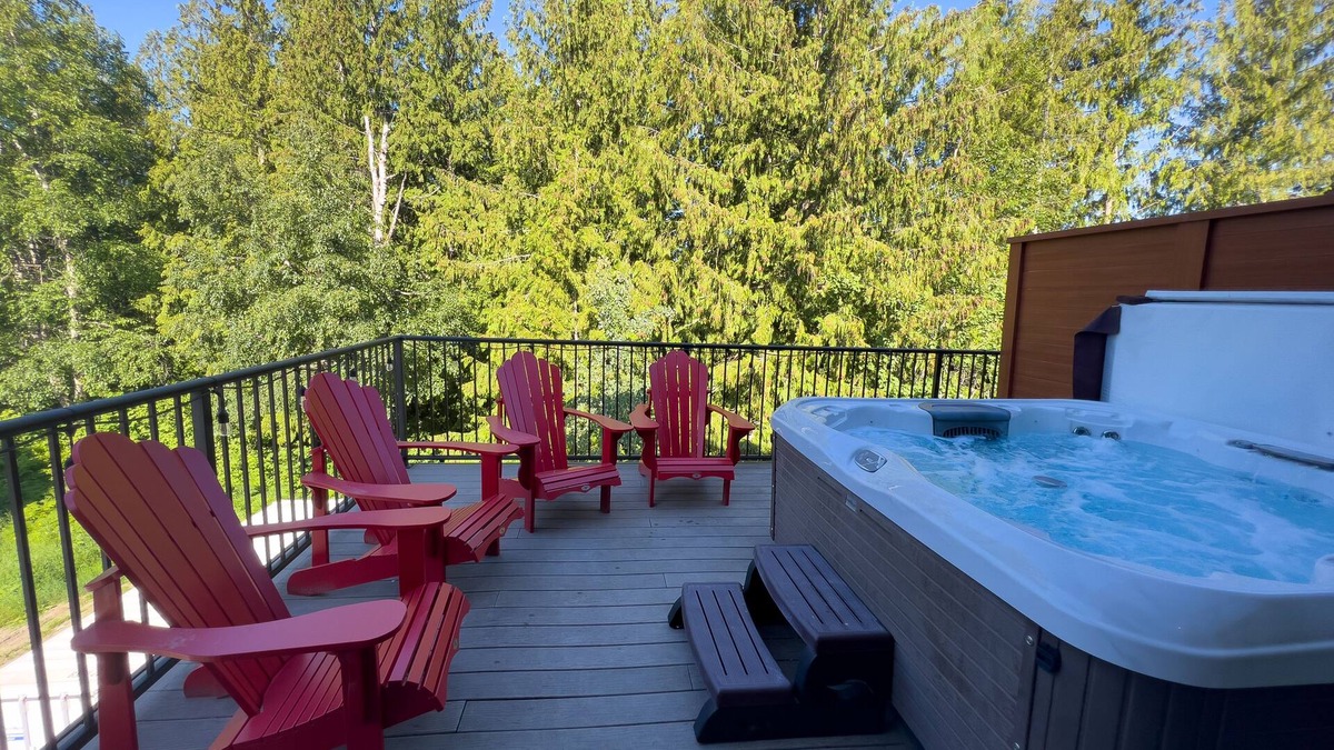 Revelstoke House | Snow Rodeo Escape. 3 floor Townhouse, 2 private patios, 7 person HOT TUB!
