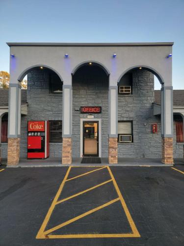 North Chesterfield Hotel | Snow White Motel