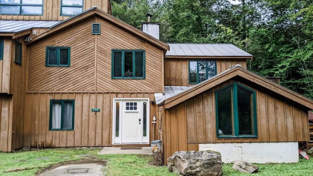 Killington Apartment | Snowarts- Game room, Fireplace, Close to golf!