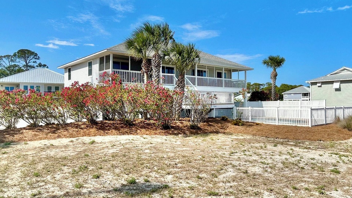East End House | Snowbird close to the beach with private pool