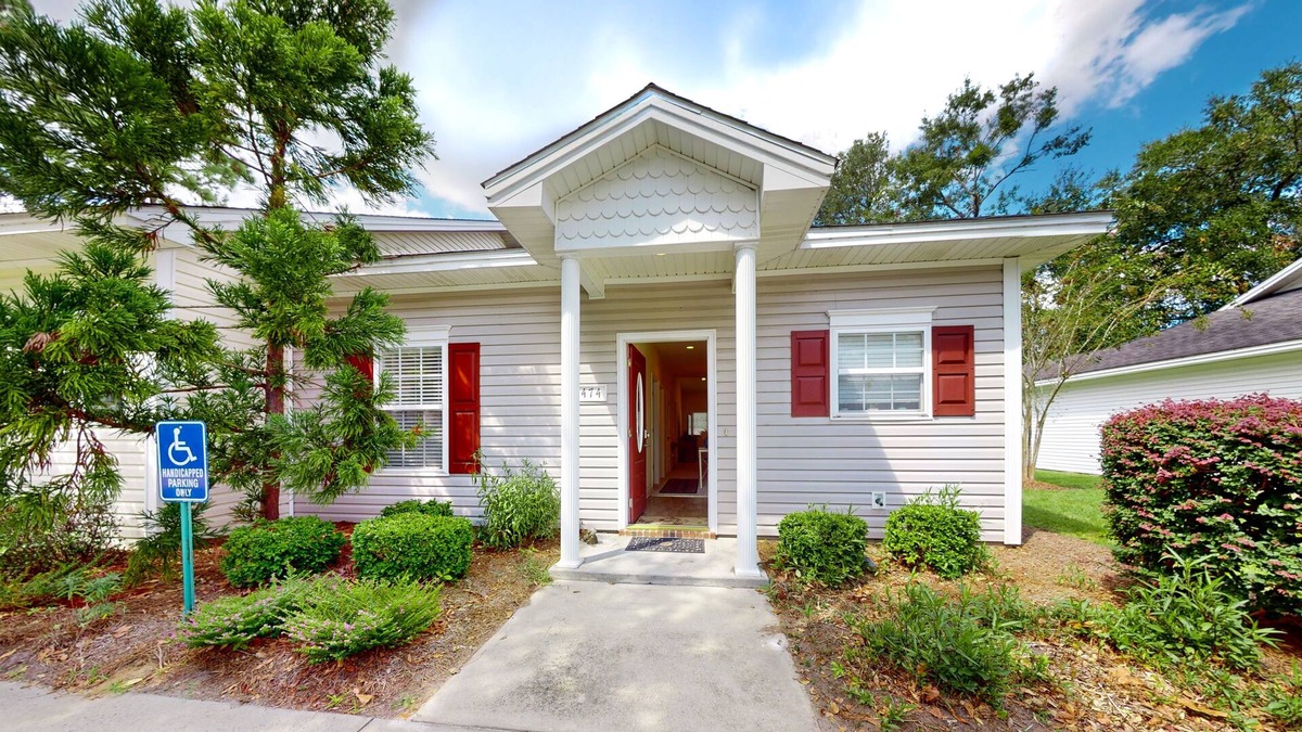 Dock Junction Condo | Snowbird-friendly end condo with back patio, washer/dryer, streaming, central AC