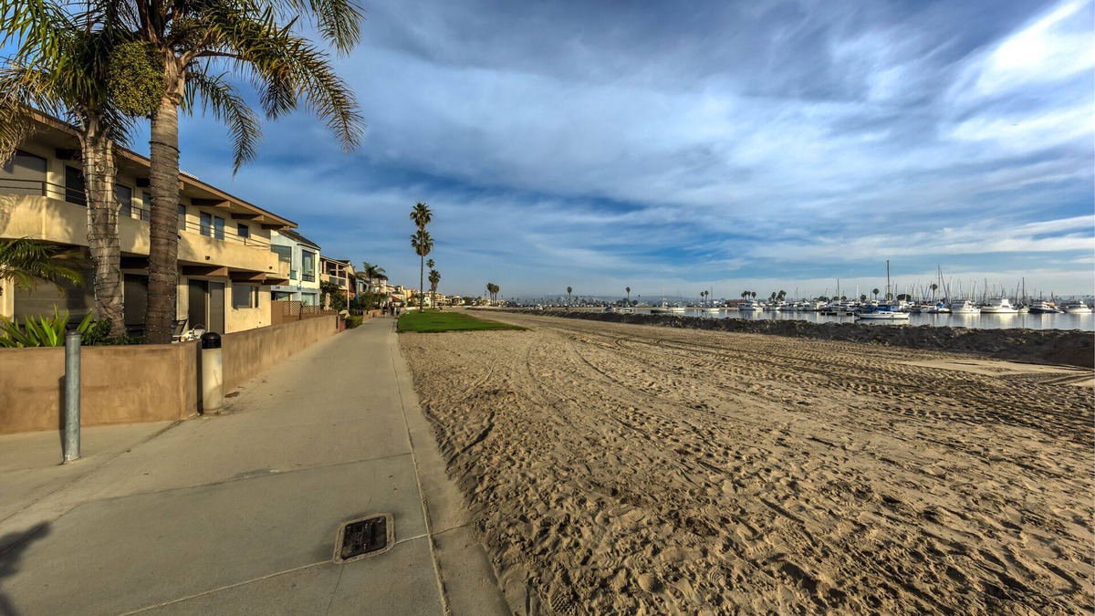 Central Mission Beach Condo | Snowbirds Welcome Beautiful Condo garage & patio close to beach & bay SUPER HOST