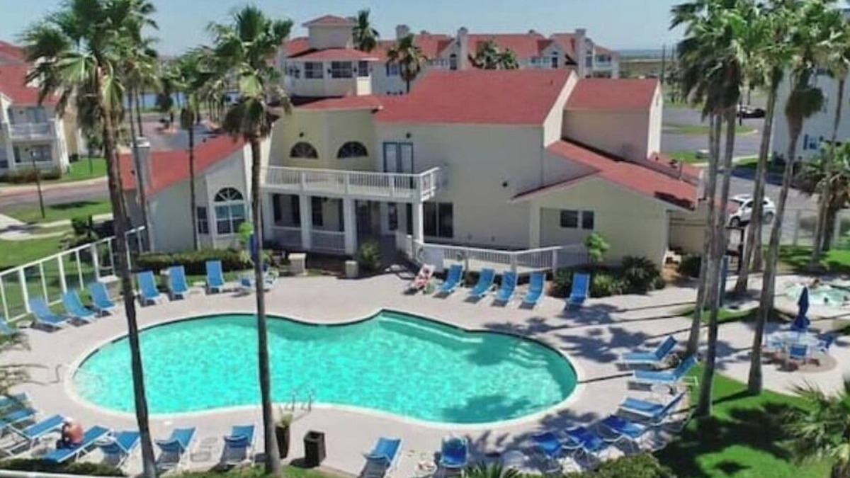 Corpus Christi House | Snowbirds Winter Texans Retired Couples Welcome! Heated Pool Hot Tub Gym
