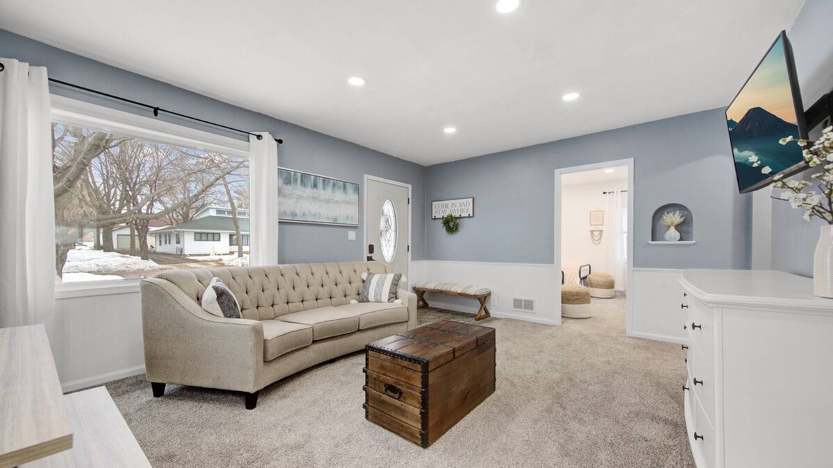 Madelia House | Snowbound Cottage - free wifi, deck, grill, private parking