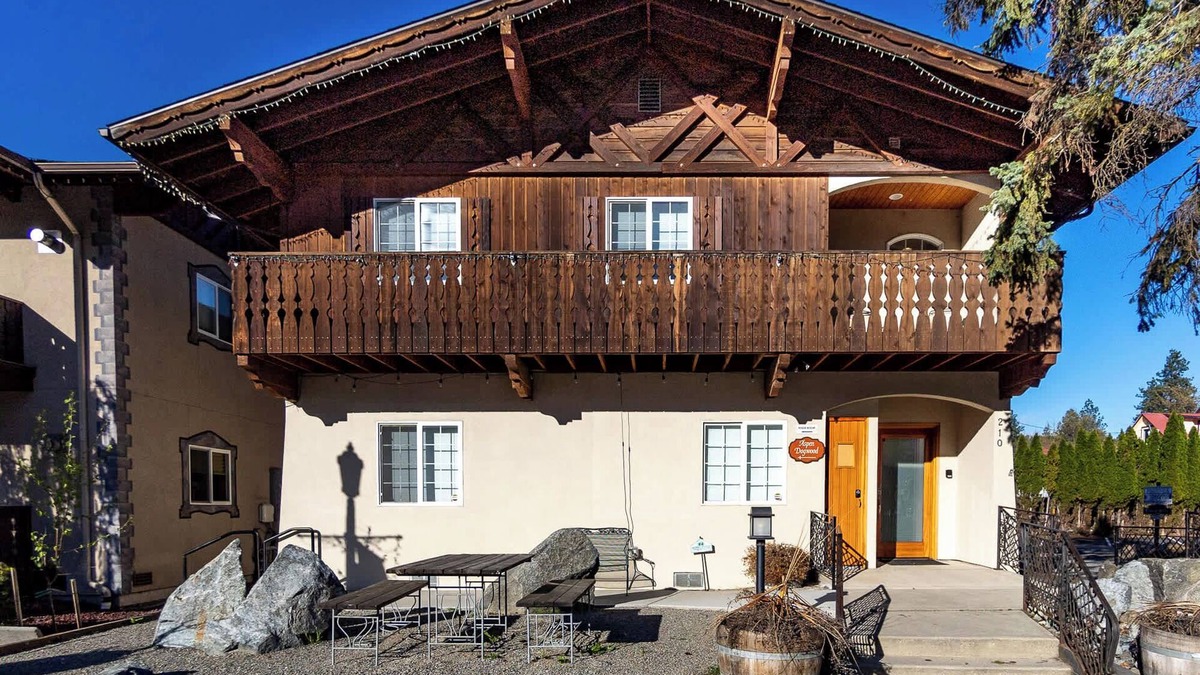 Leavenworth Condo | Snowcreek Suite - Cedar - ADA- Hot Tub - Kitchenette