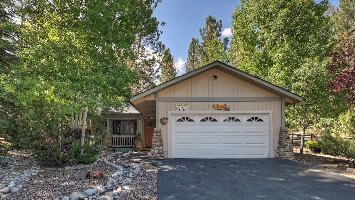 Fox Farm Cabin | Snowcrest Cottage By Destination Big Bear: Pet Friendly! Located in Fox Farm! Open concept! Spa!