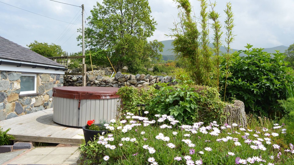 Bangor Cottage | Snowdonia farm cottage with hot tub & Gym
