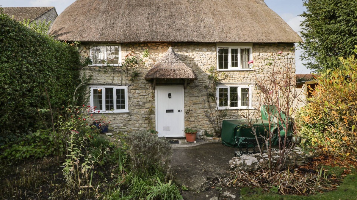 Sherborne Cottage | SNOWDROP COTTAGE, family friendly, with open fire in Milborne Port