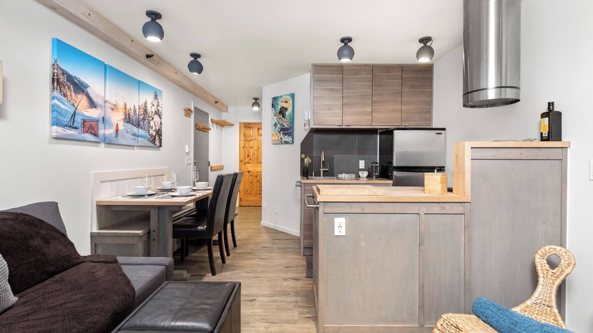 Whistler Creekside Apartment | Snowed Inn - Free Parking & near ski lifts