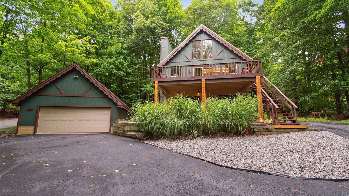 Bellaire Ski Chalet | Snowed Inn - Schuss Mtn Chalet