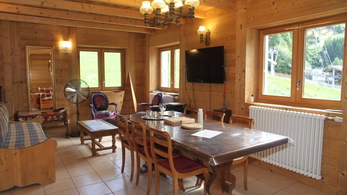 La Clusaz Apartment | snowfront Apartment 6 P skis in the village of La Clusaz