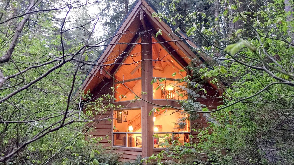 Glacier Cabin | Snowline Cabin #4 - Pet-friendly cedar cabin with a private outdoor hot tub!