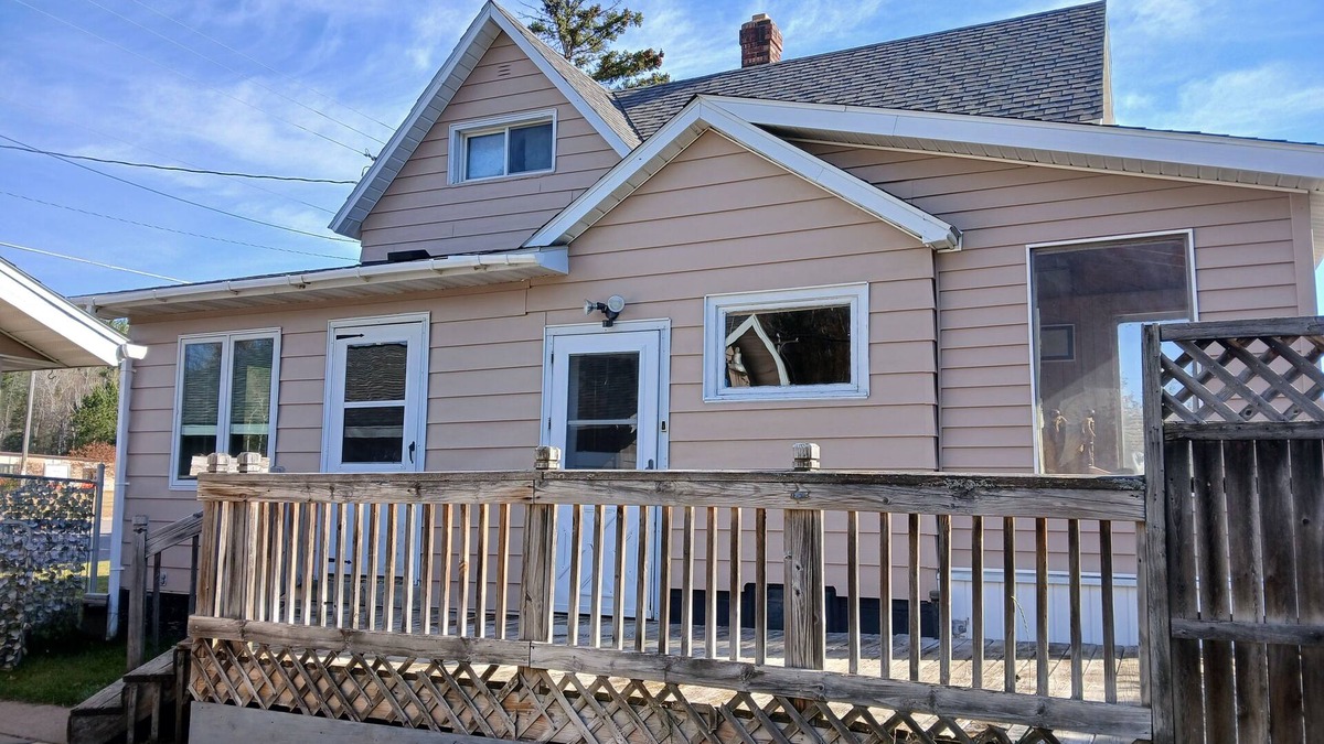 Republic House | Snowmobile, UTV trails, Fishing in a charming 3-bedroom house in Republic