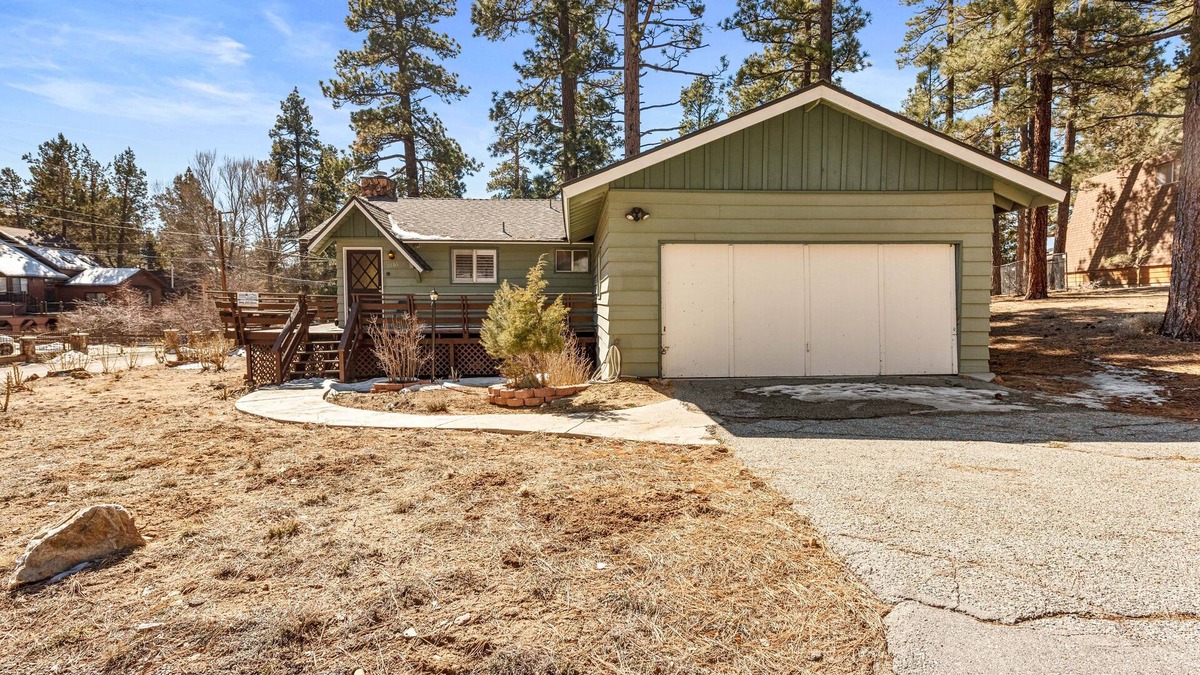 Whispering Forest Cabin | Snowridge - Walk to Oktoberfest & Snow Play, Fireplace, Deck, Barbecue