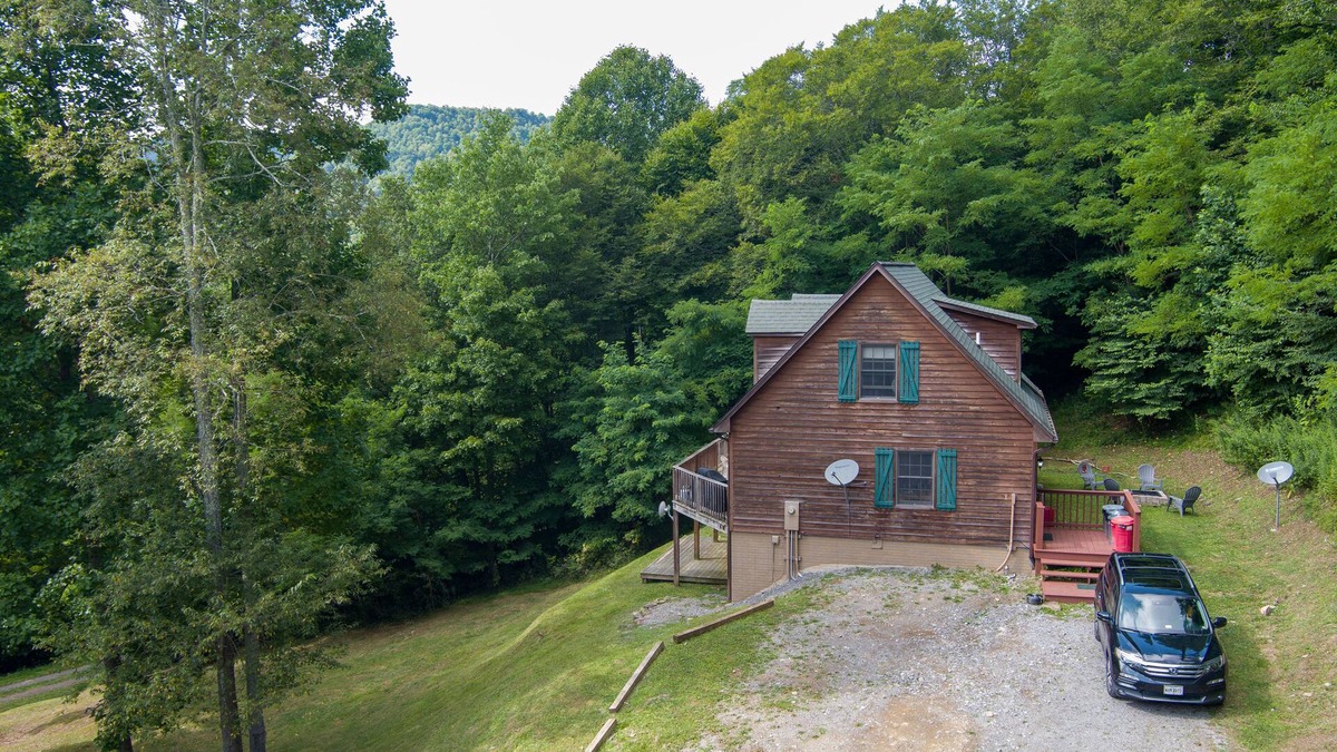 Slaty Fork House | SNOWSHOE, WV Convenient, Affordable, Mtn Views, Pet Friendly