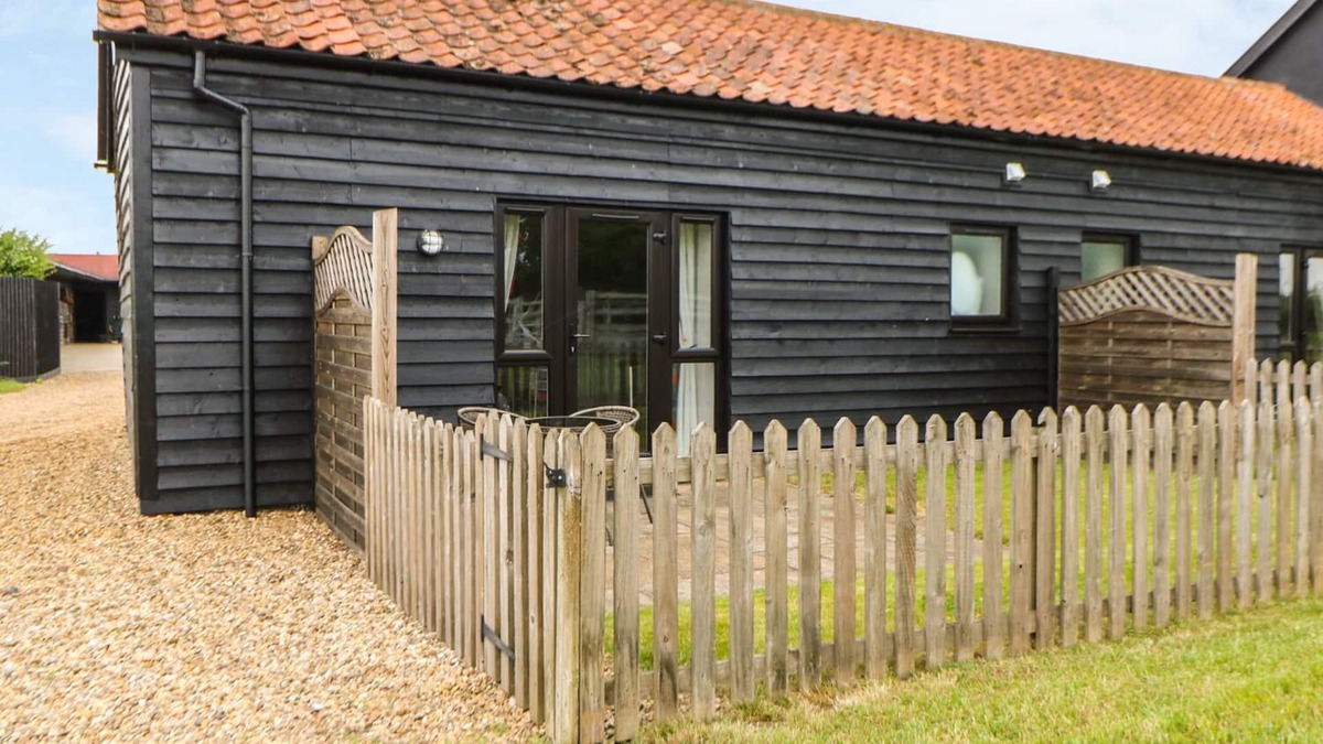 East Dereham Cottage | SNOWY OWL BARN, romantic, character holiday cottage in Shipdham