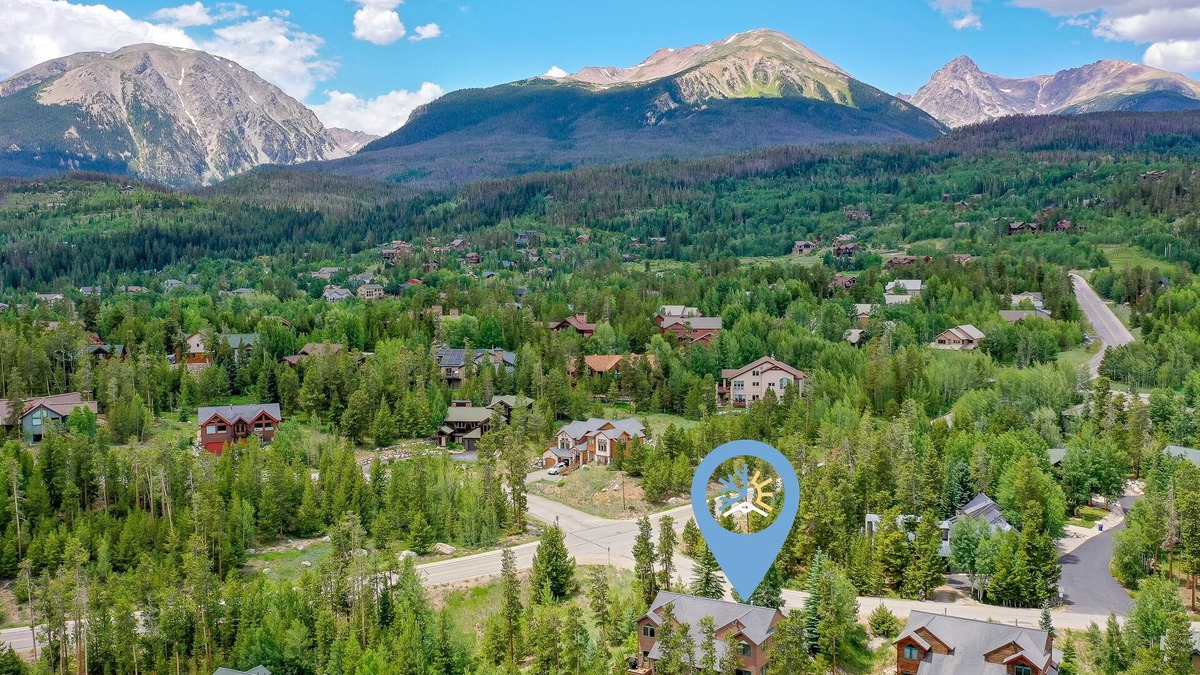 Three Peaks House | Snowy Paws at Eagles Nest Townhome: Cozy Mountain Getaway