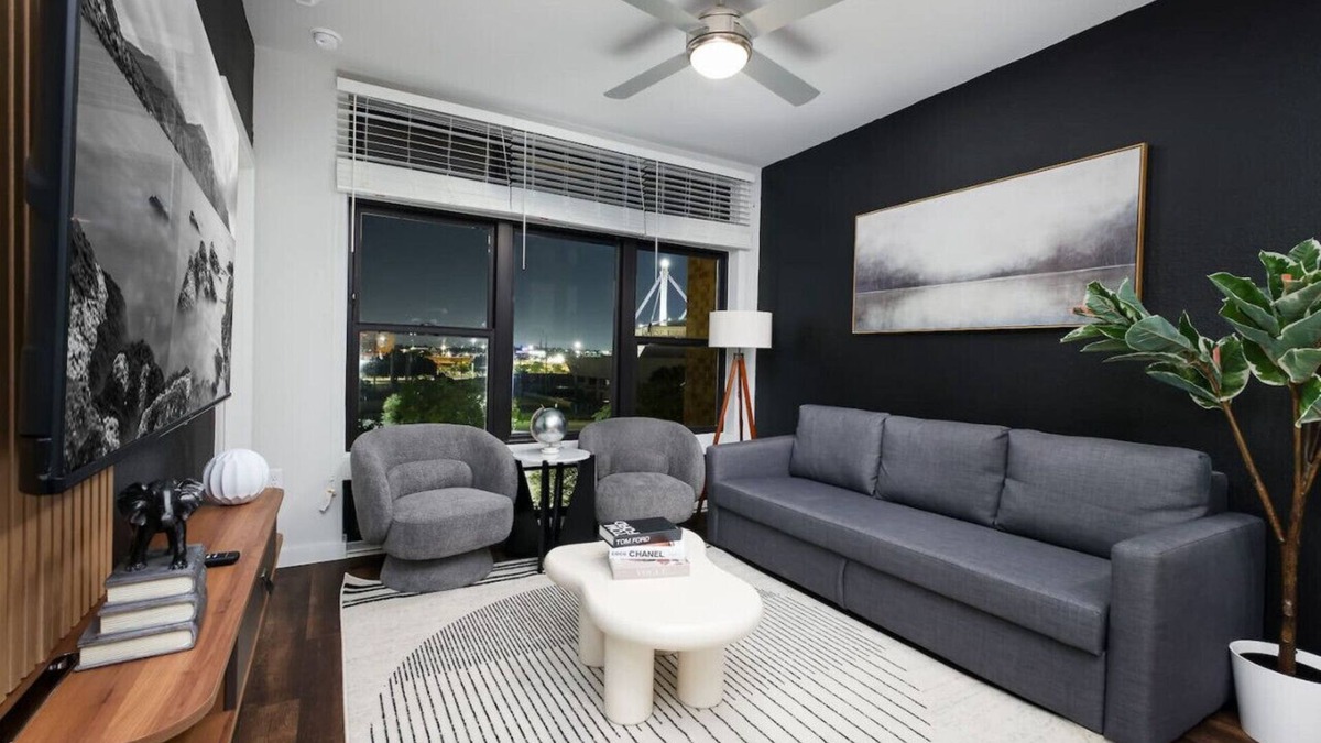 Southtown Apartment | Snug 1BR w/Gym, Parking Near Rvrwalk & Dome
