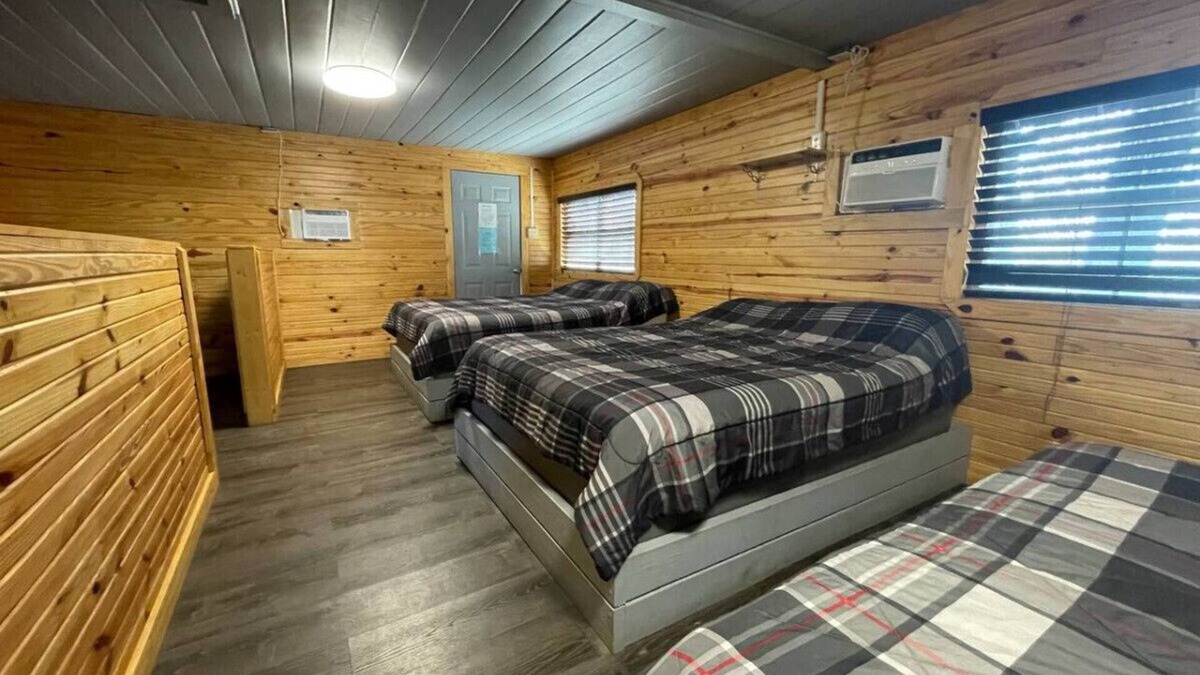 Pottsboro Cabin | Snug 3 Bed Cabin at Mill Creek Marina: Cabin 1