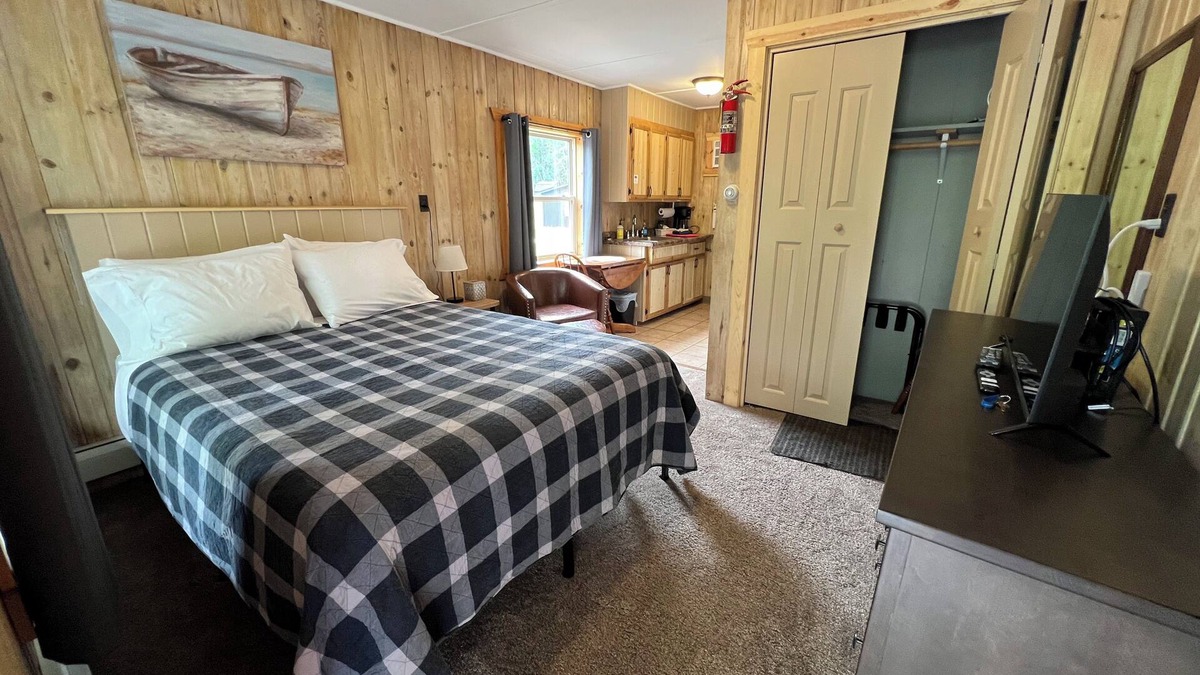 Lake Shore Apartment | Snug as a Bug Studio-style Motel on The Gull Lake Trail in Lake Shore WiFi, AC