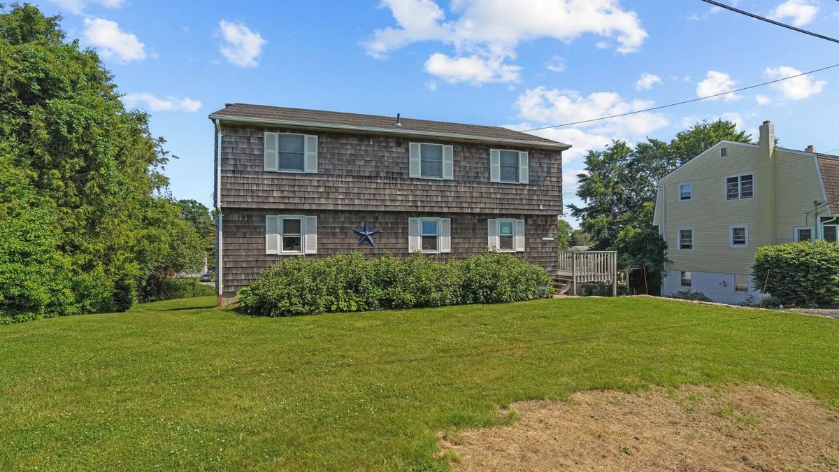 Snug Harbor House | Snug Harbor Beach House in South Kingstown ☼ Close to Beach & Restaurants