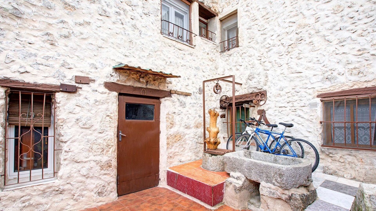Montemayor de Pililla Villa | Snug Holiday Home in Valladolid with Private Pool