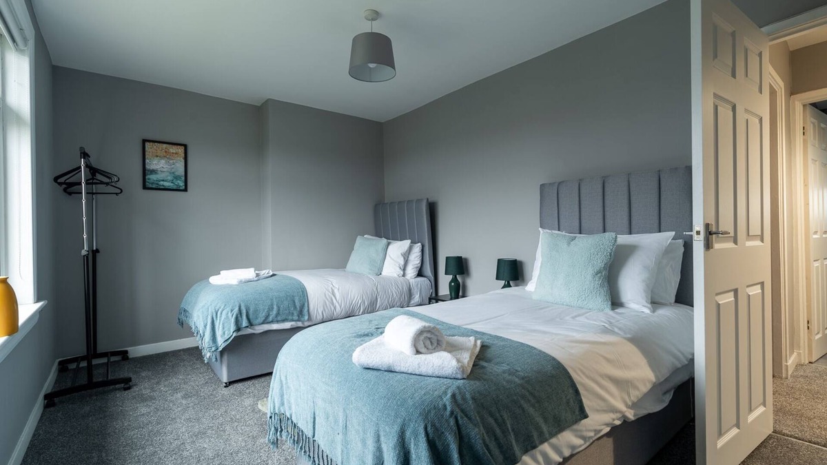 Grangemouth House | Snug Modern Home in Grangemouth
