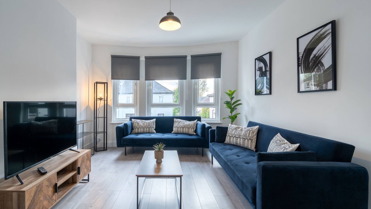 Anniesland House | Snug Modern Home in The West End of Glasgow
