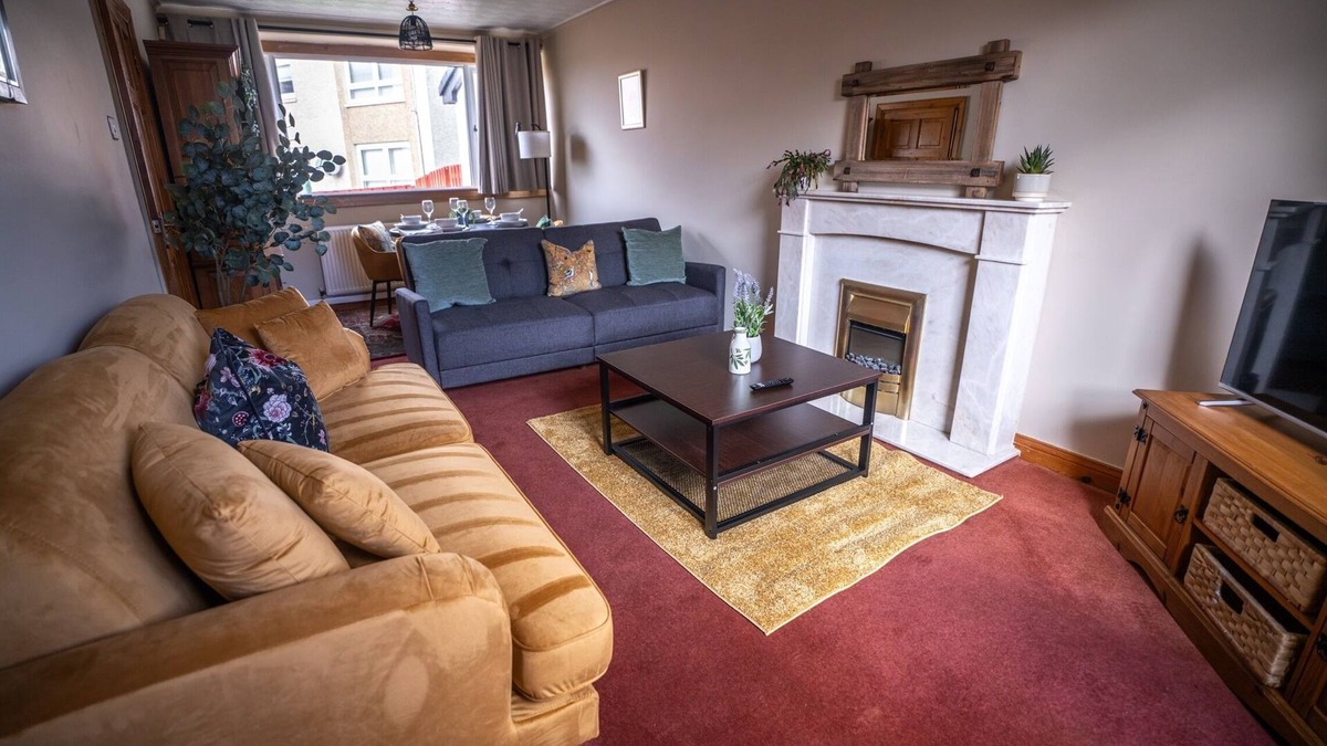 Motherwell House | Snug Modern Home in Motherwell