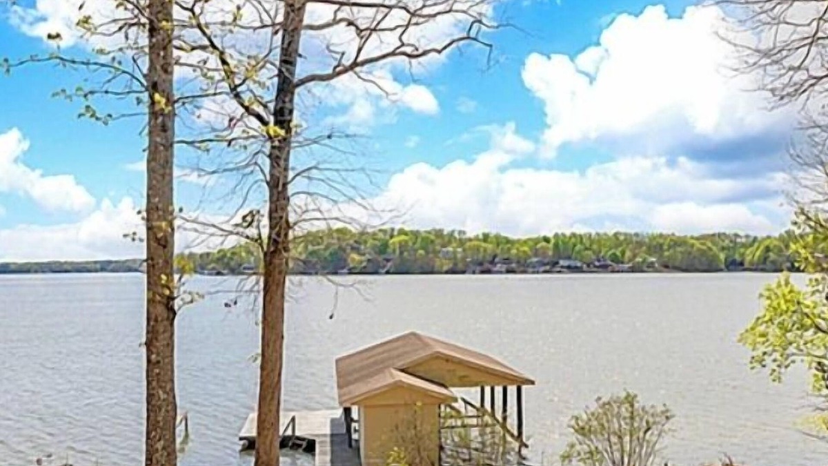 Morristown House | Snuggle Inn | Main Lake | Pet-friendly