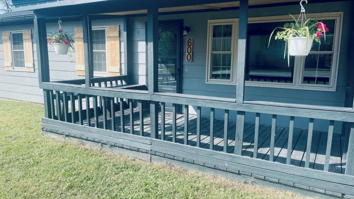 Ava House | Snuggle up and relax with the whole family at this Ava home.