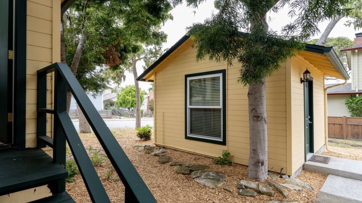 Pacific Grove Apartment | Snuggle Up - Pacific Grove Studio - Cozy Cottage