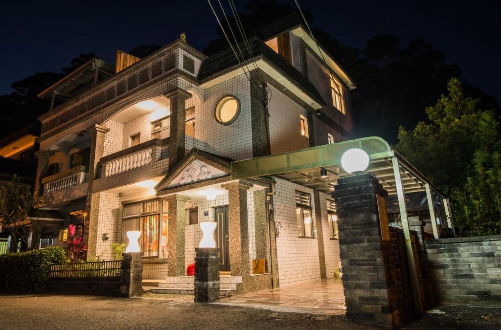 Sanyi House | So Art Guesthouse 旅人藝棧民宿