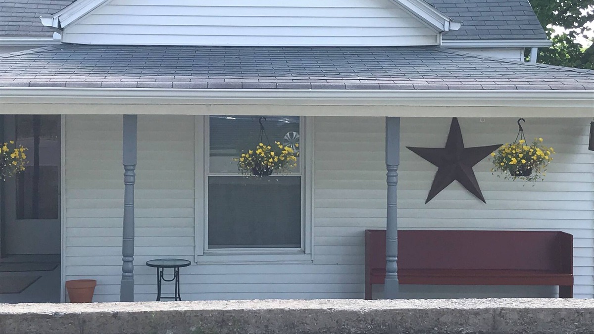 Williamstown House | So close to Ark, Quick Drive to Creation, King Bed, Stunning back yard, & Cable