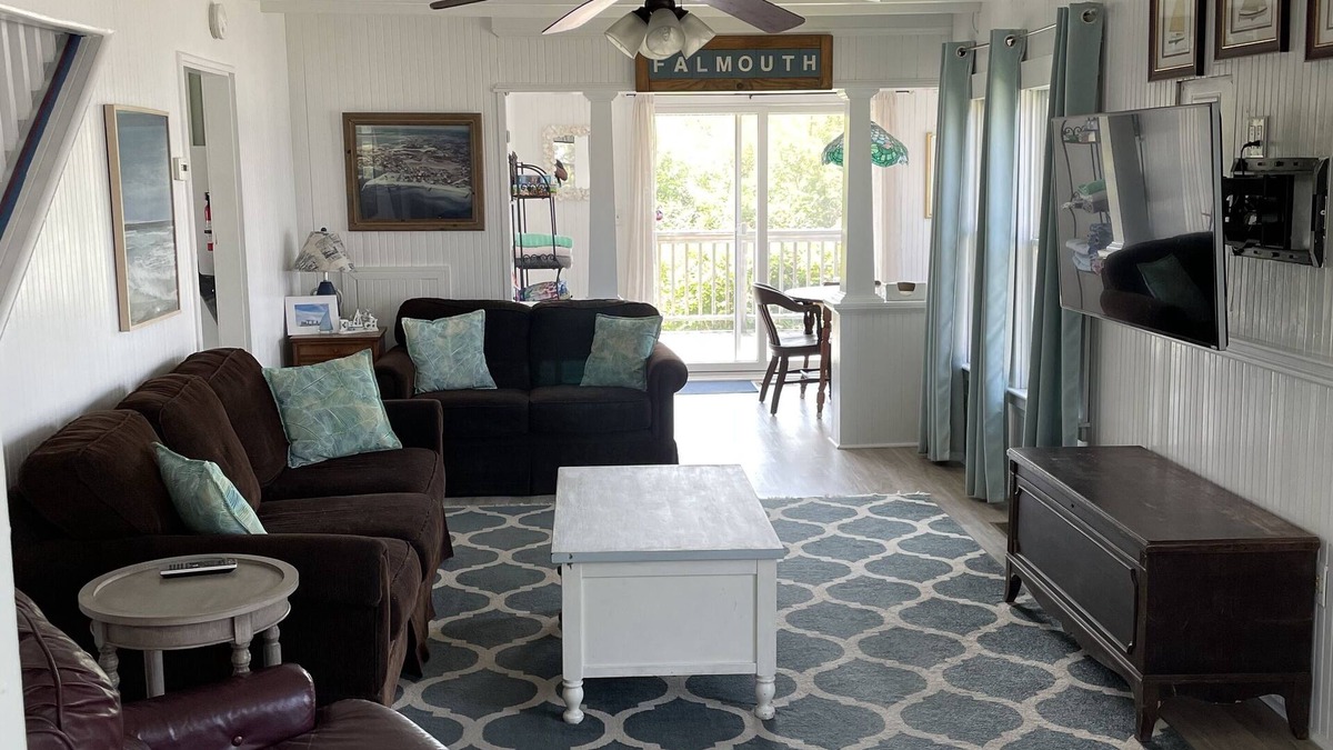 Silver Beach House | So close to New Silver Beach! 4 bedroom house with large back deck and yard