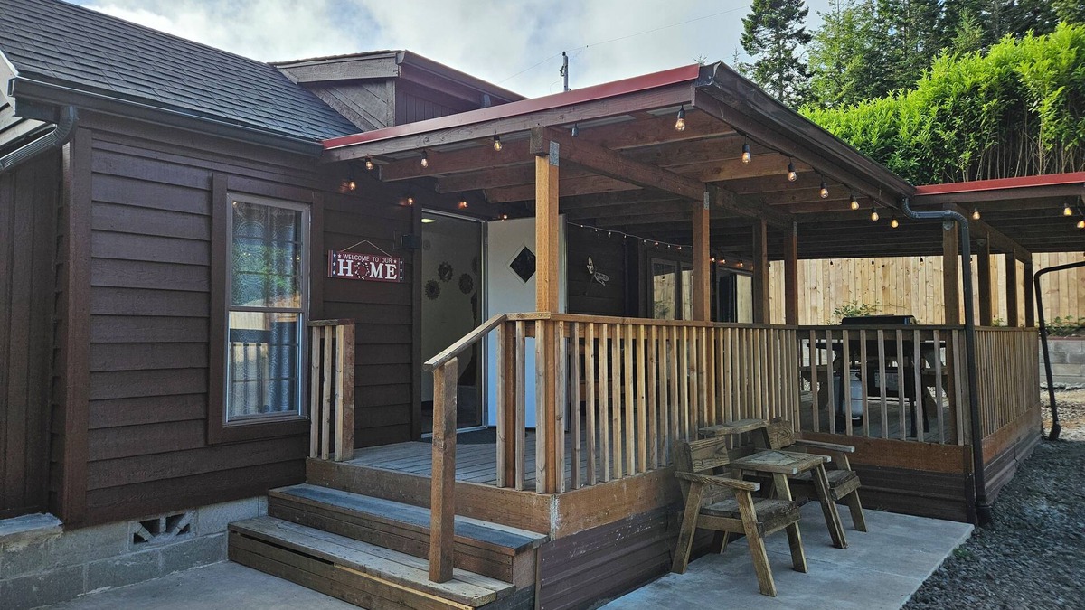 Lakeside Cottage | So much to enjoy at this 2-bedroom cottage in Charming Lakeside.