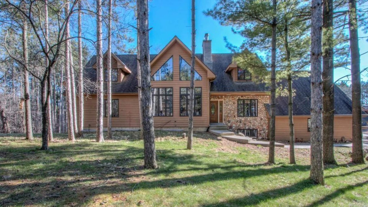 Whitewater House | So spacious and cozy! Near lake with a private backyard with pool