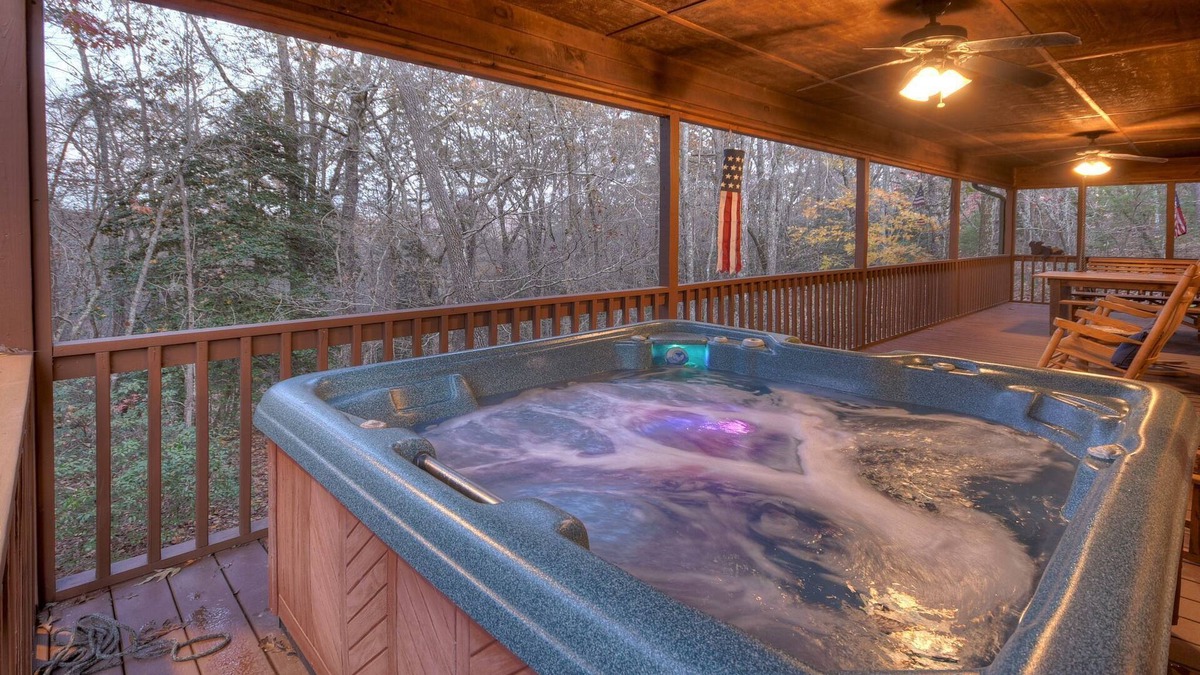 Mineral Bluff Cabin | Soak and cozy up next to the fireplace! - Annie's Mountain Mist -