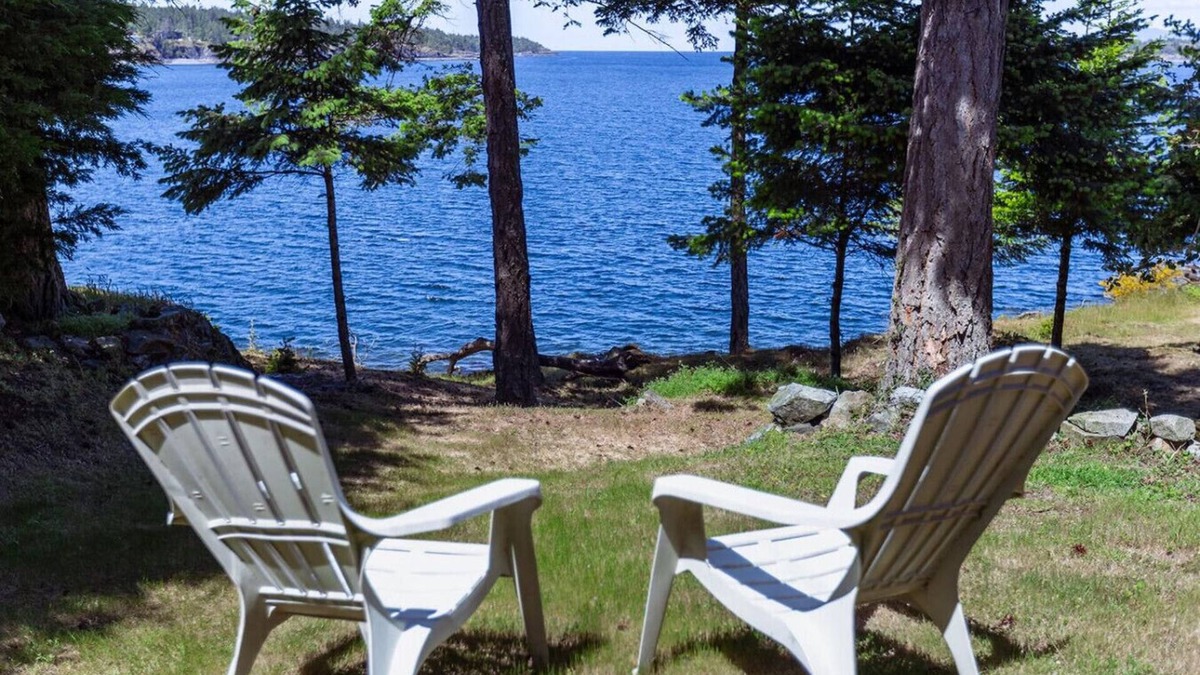 Regional District of Nanaimo House | Soar Above the Sea at Eagle’s Perch Oceanfront Retreat