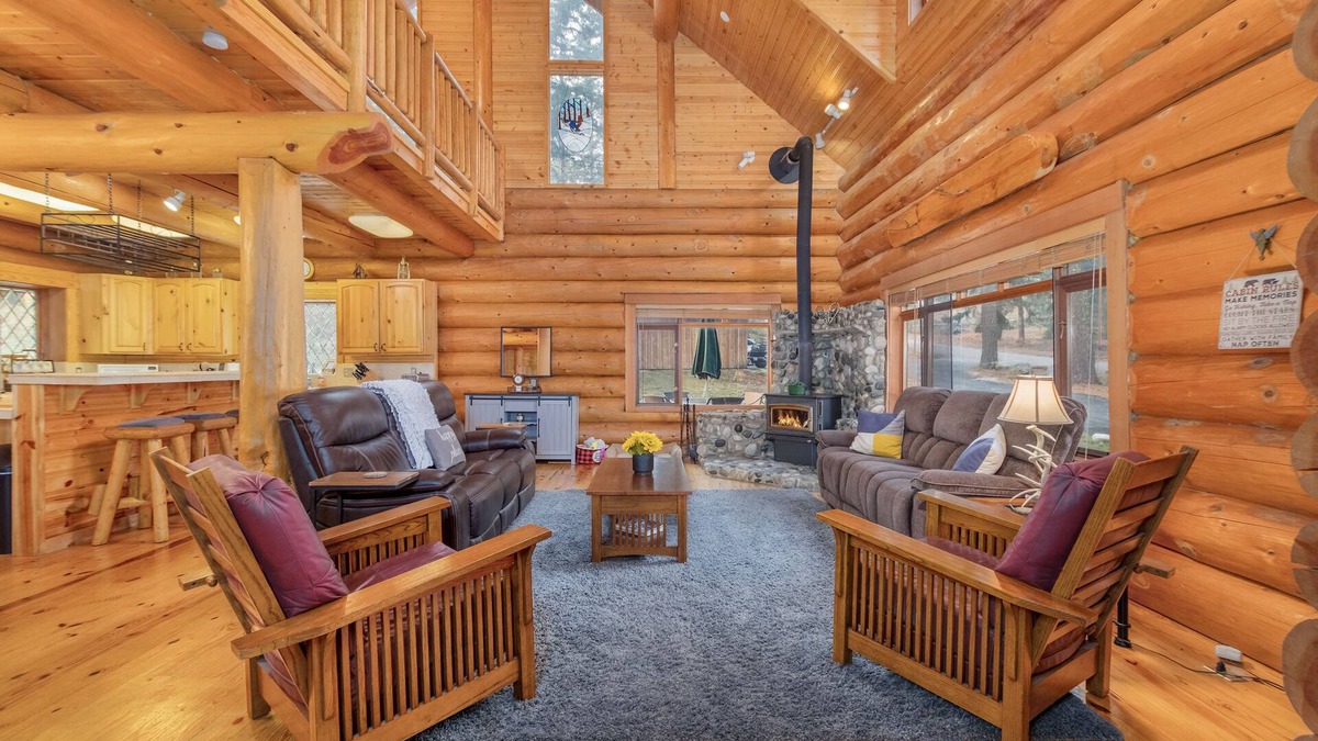 Leavenworth Cabin | Soaring Pines Lodge-Log Cabin, Hot Tub, Pool Table