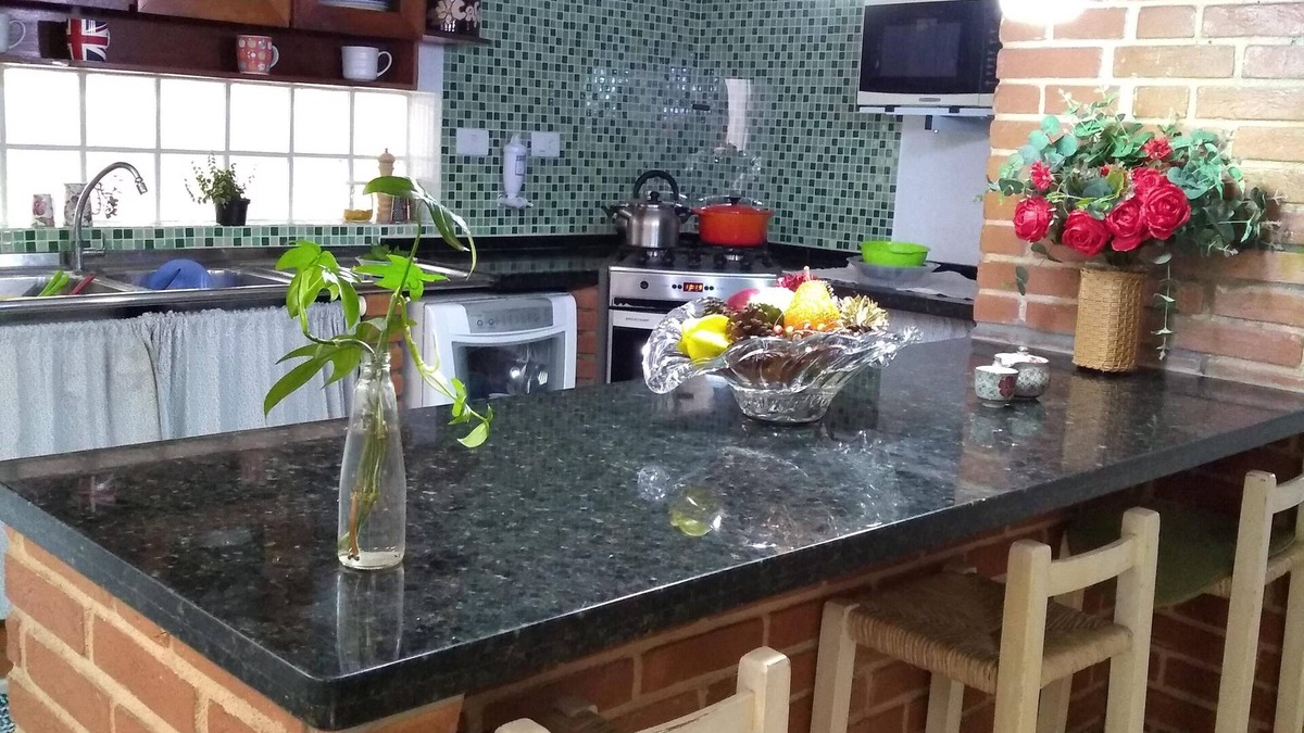 Jordanopolis House | Sobrado Comfortable with lots of green. Garden on site and square in front.
