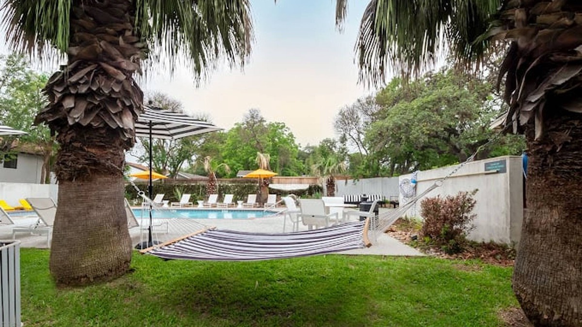 Dawson Apartment | Soco 2BR Comfy Suite w Pool King bed Fast Wifi