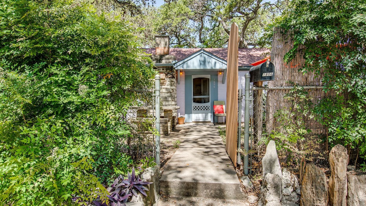 South River City House | Soco Bungalow off South Congress - Location! Trees and Quiet Comfy for 1-3