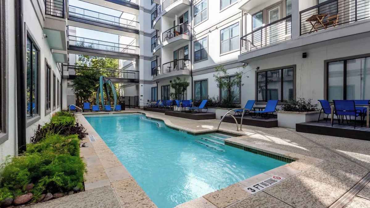 Travis Heights Apartment | SoCo Getaway - Walk to Downtown Pool Rooftop