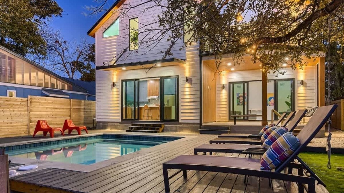 South Congress House | SOCO Modern Lux-New-5BR-Pool-Block from Everything