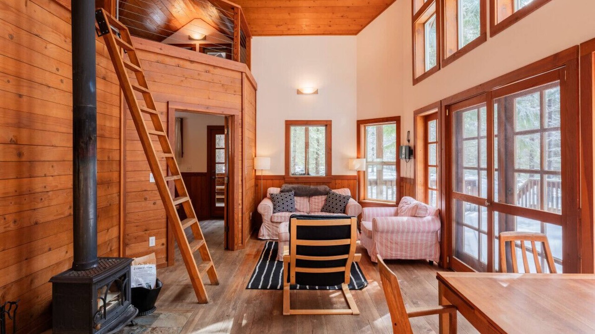 Ashland Cabin | Soda Mountain Cabin w/Jacuzzi and Wood Stove at Green Springs Inn