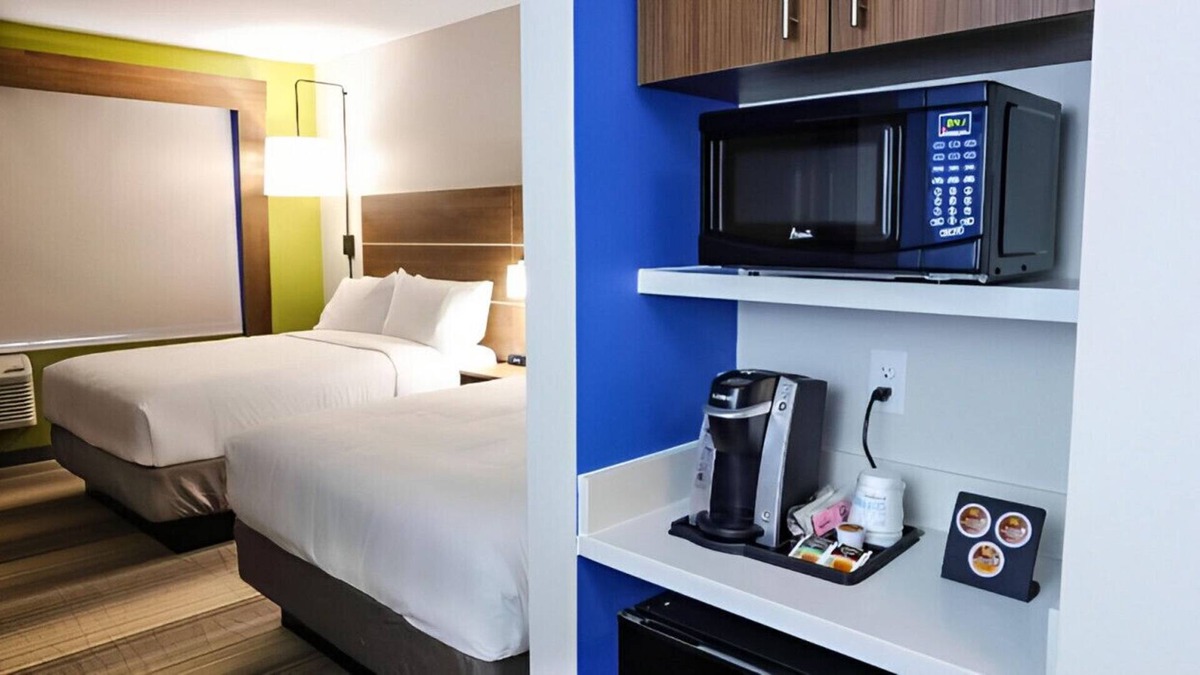 Aldine House | Soft Mattress, Fluffy Pillows & Coffee Awaits
