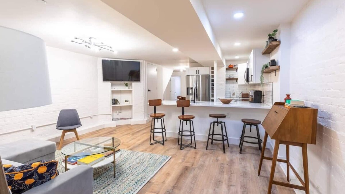 Dupont Circle Condo | Sojourn DuPont Circle Apt: Modern Meets Historic