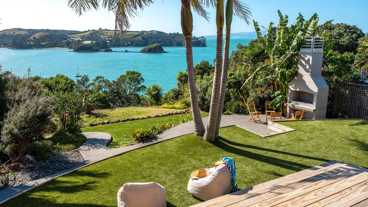 Surfdale Cottage | Sol Spa Oasis - Surfdale Holiday Home