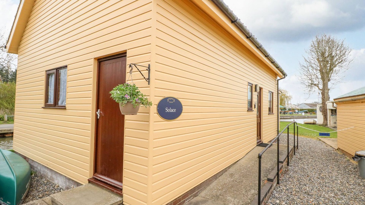 Stalham Cottage | SOLACE LODGE, pet friendly, with a garden in Stalham